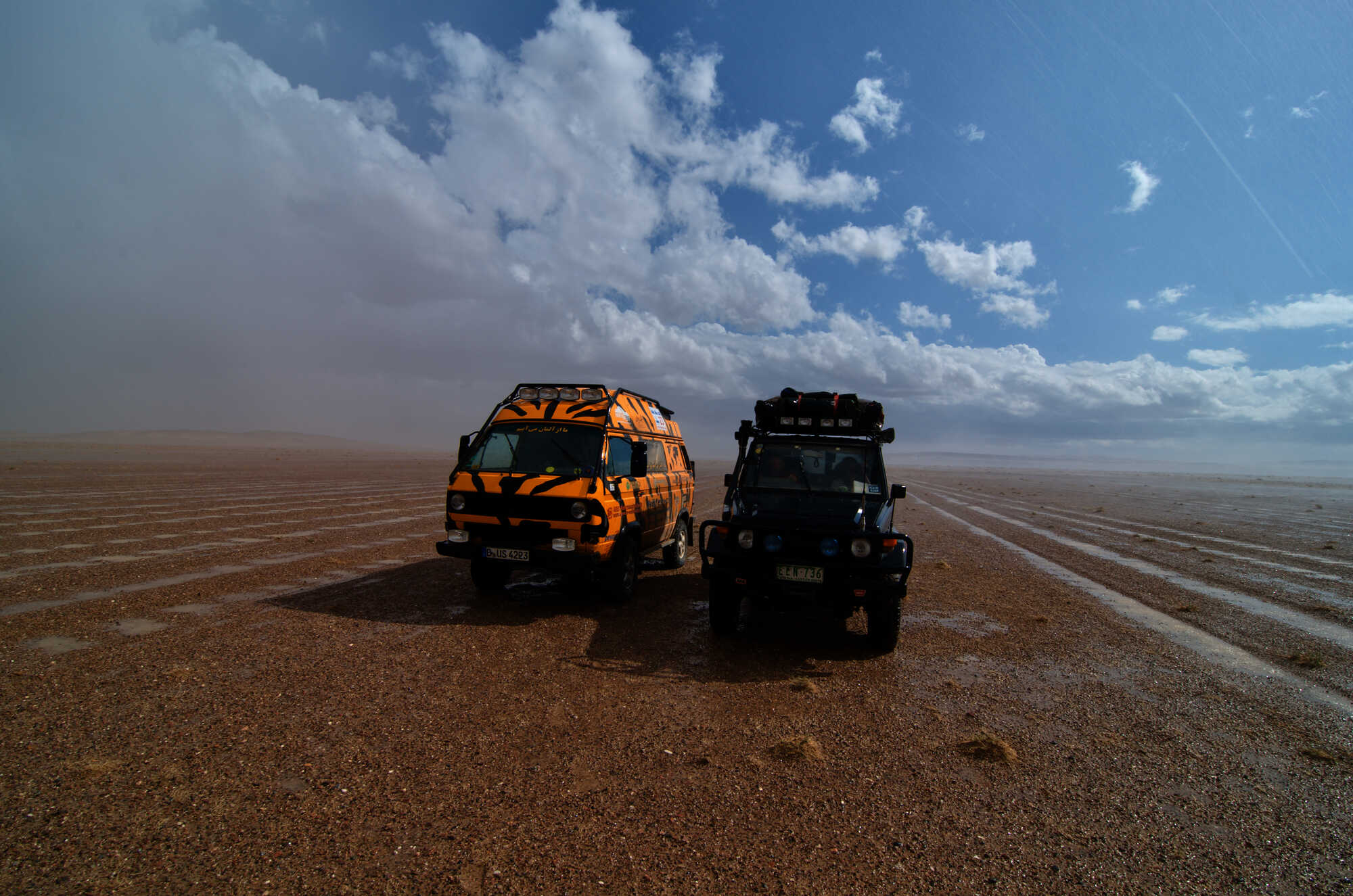 Martins Tigerbus und Nicos Landcruiser in der Mongolei