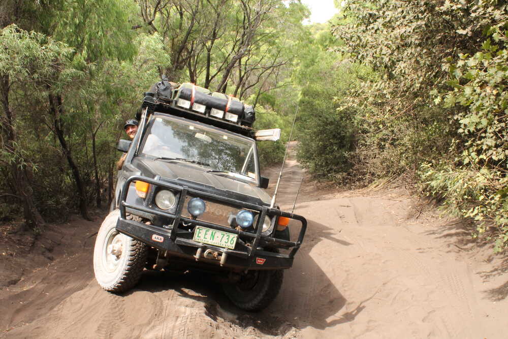 Gelenkt mit rechts – schließlich stammt der Landcruiser aus Australien!