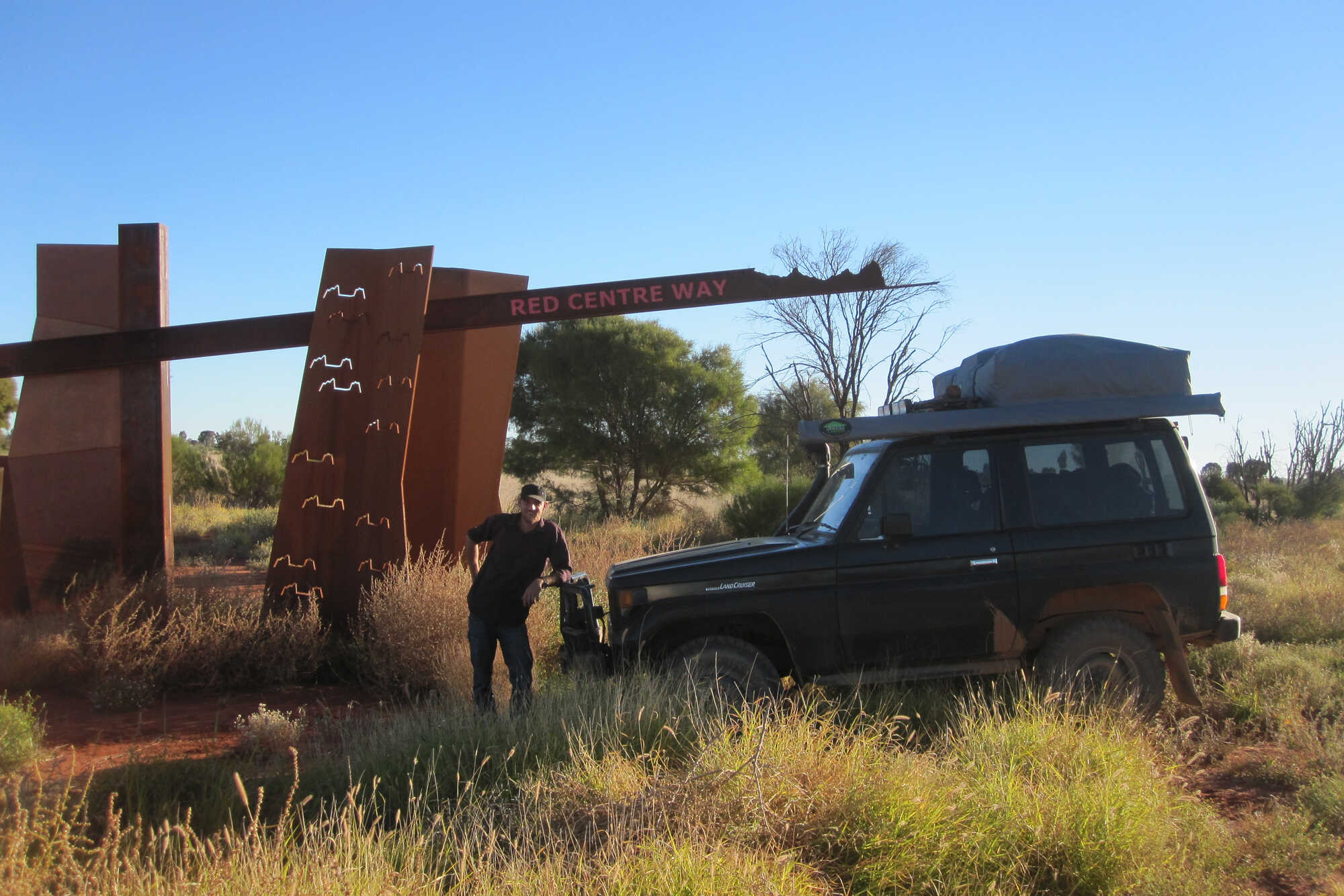 Nico mit seinem Landcruiser auf dem Red Centre Way in Australien